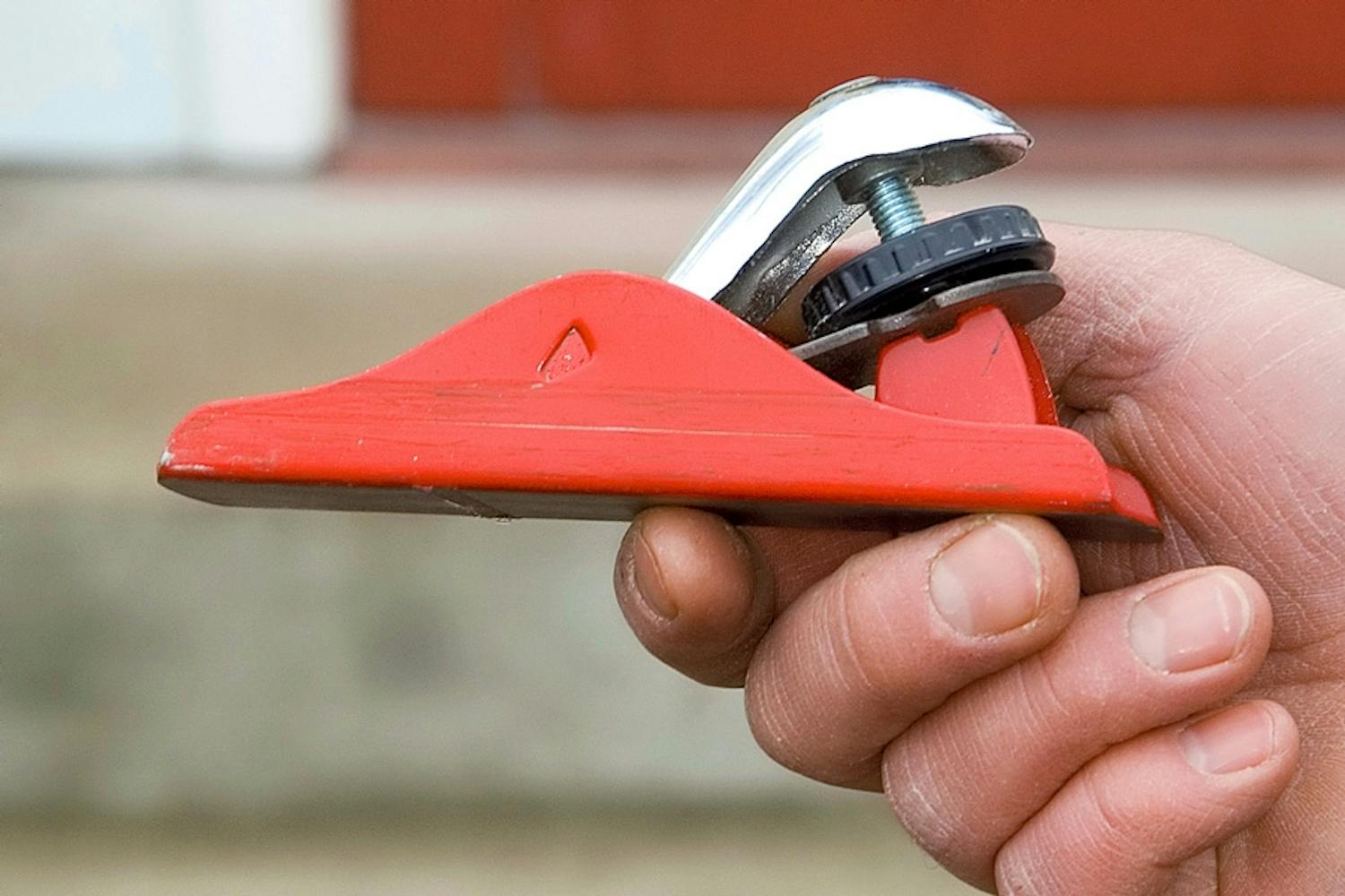 Genom att vrida på “ratten”, justeras hyveljärnet. Genom att vrida på “ratten”, justeras hyveljärnet.